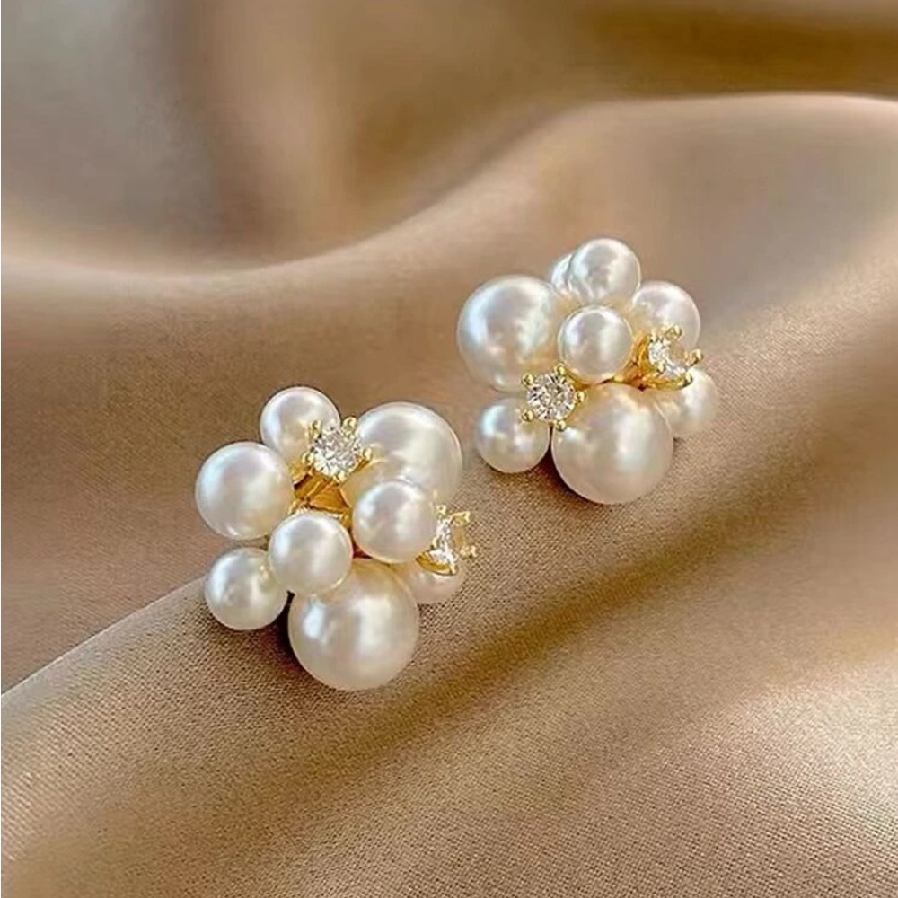 Pearl and Rhinestone Decor Stud Earrings